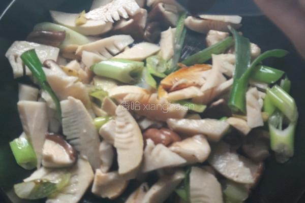 香菇炒冬笋的做法图解5