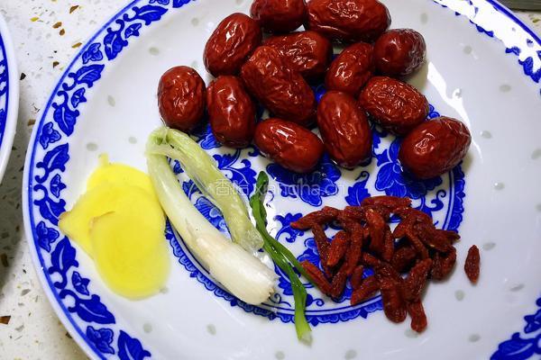 红枣枸杞乳鸽汤的做法图解2