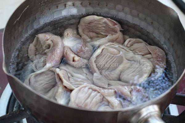 芹菜炒鸡胗的做法图解1