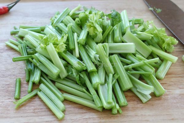 芹菜炒鸡胗的做法图解3