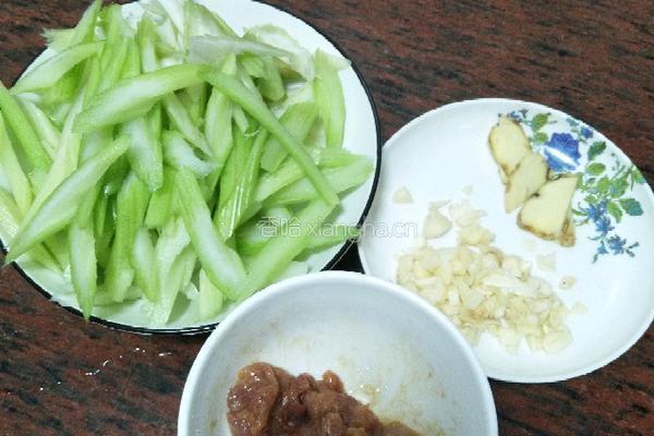 芹菜炒肉的做法图解1
