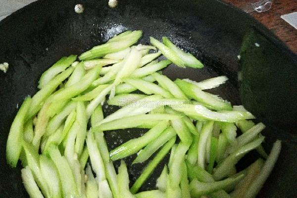 芹菜炒肉的做法图解8