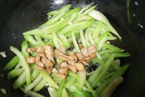 芹菜炒肉的做法图解11
