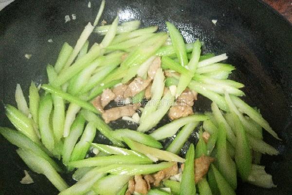 芹菜炒肉的做法图解12