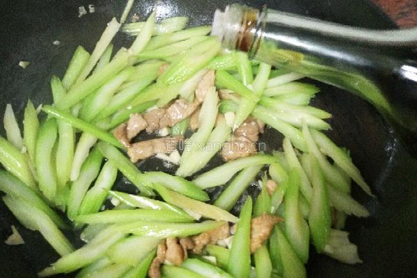 芹菜炒肉的做法图解13