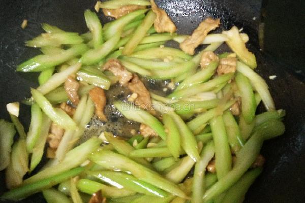 芹菜炒肉的做法图解14