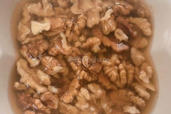  蜂蜜琥珀桃仁的做法图解3