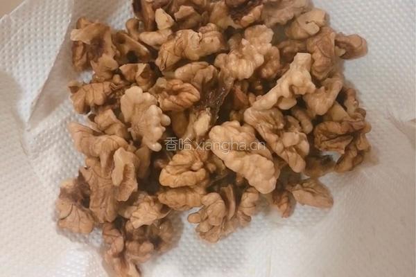  蜂蜜琥珀桃仁的做法图解4