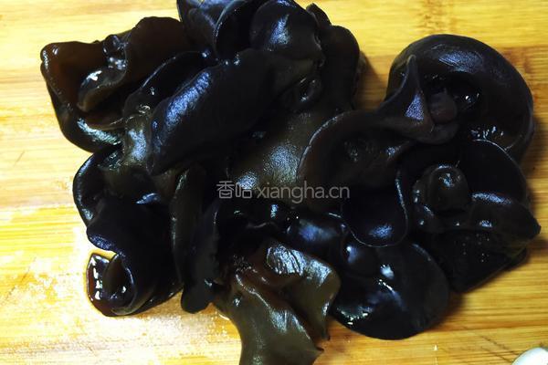 木耳腐竹炒白菜的做法图解2