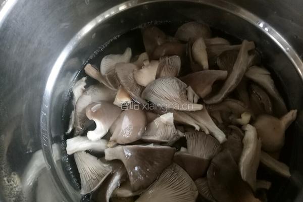 酥炸蘑菇的做法图解2