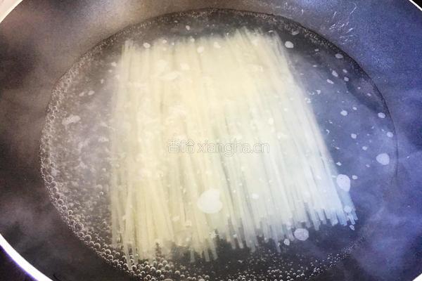香辣牛肉米粉的做法图解2