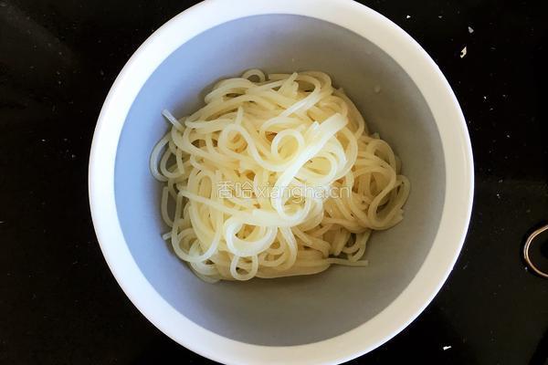 香辣牛肉米粉的做法图解3