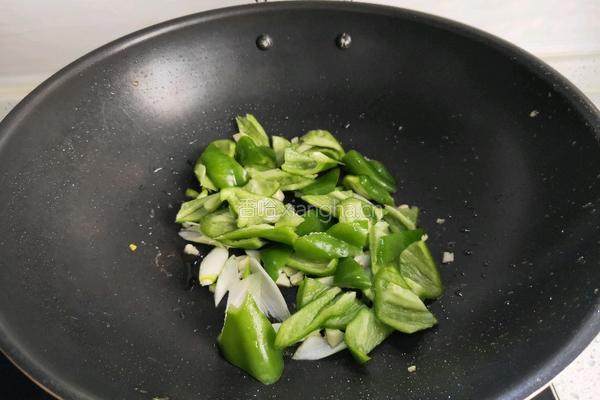 辣椒炒鸡蛋的做法图解5