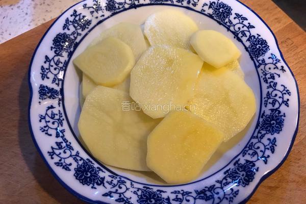 土豆蒸腊鸡腿的做法图解4