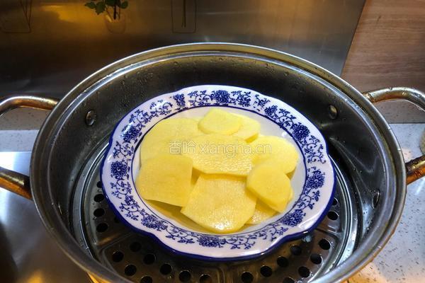 土豆蒸腊鸡腿的做法图解5