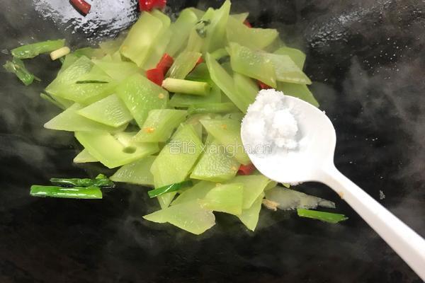 蒜苗炒莴笋的做法图解5