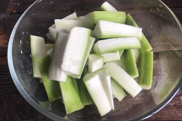 韭菜炒丝瓜的做法图解1