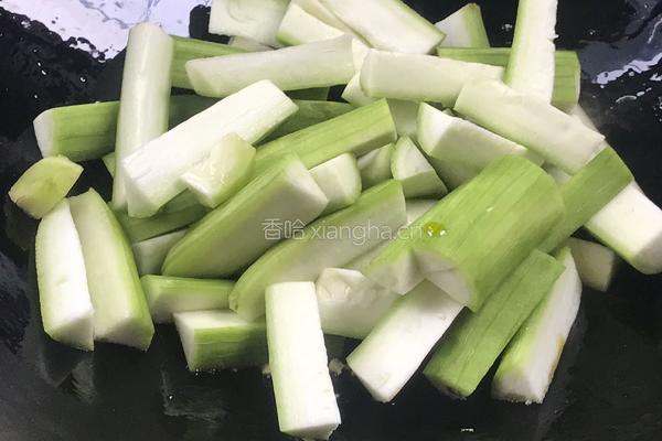 韭菜炒丝瓜的做法图解4