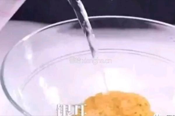 苹 果 雪 梨 银 耳 汤 的做法图解1