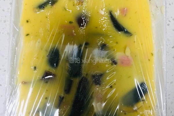 松花火腿蒸蛋的做法图解2
