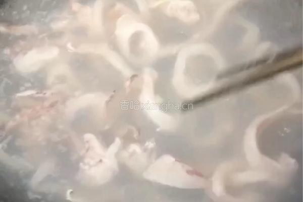 咸菜炒鱿鱼的做法图解2