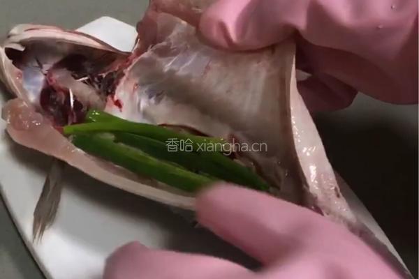 清蒸鲈鱼的做法图解2