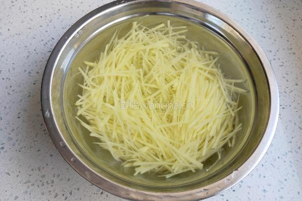 土豆丝炒胡萝卜丝的做法图解2