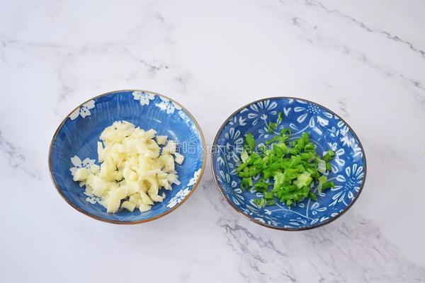 简易版油泼面的做法图解2