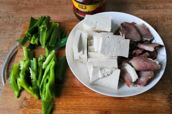 腊肉炒豆腐的做法图解1