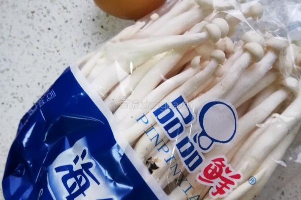 海鲜菇蛋花汤的做法图解1