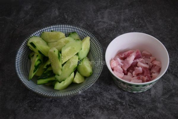 黄瓜炒肉的做法图解1