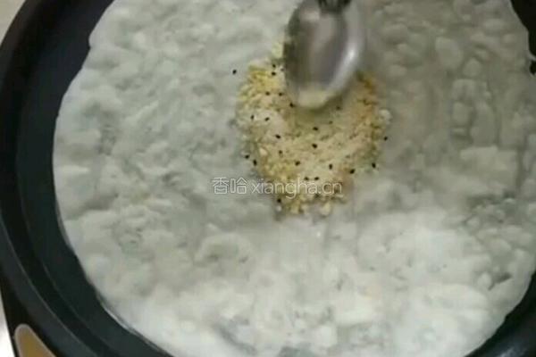 糯米花生黑芝麻饼的做法图解6