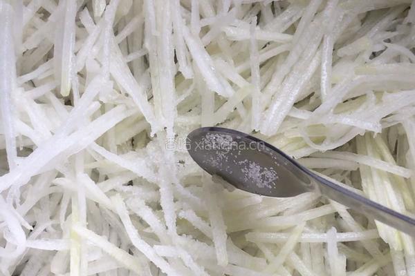 小黄鱼萝卜丝汤的做法图解3