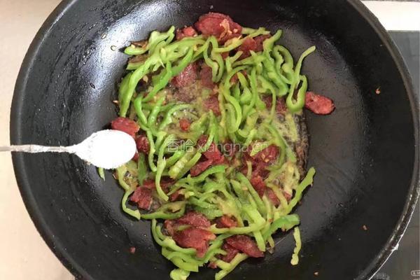 尖椒炒腊肉的做法图解8