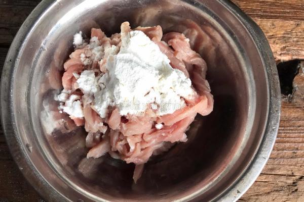 白玉菇辣炒肉丝的做法图解1