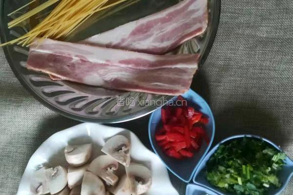 鲜菇培根意面的做法图解1