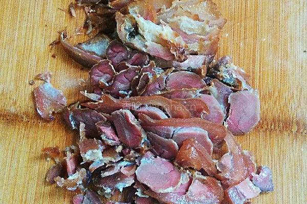 蒜苔炒腊肉的做法图解2