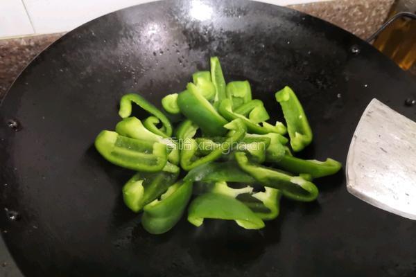 青椒炒肉的做法图解2