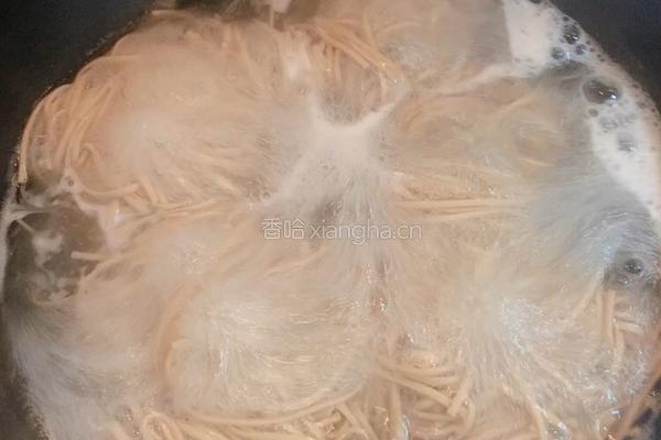 豌豆尖香菇酱拌面（香哈香菇酱）的做法图解8