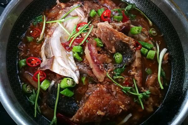 五花肉炖胖头鱼头的做法图解8