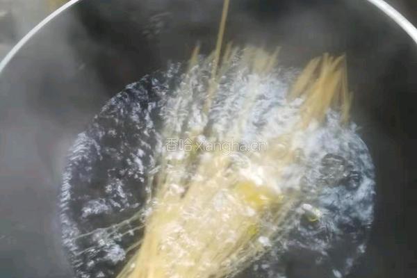 红酱番茄意面的做法图解2