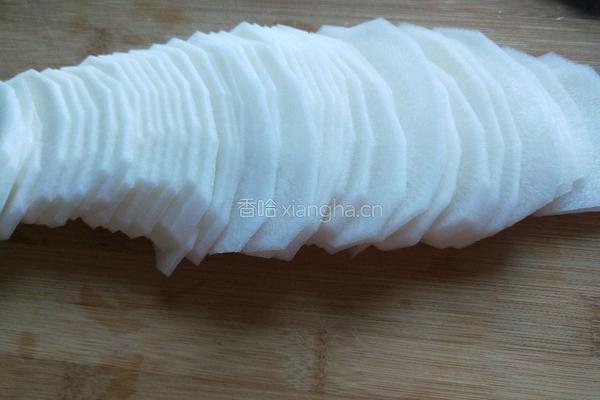 新文美食 白萝卜香辣凉拌菜的做法图解2