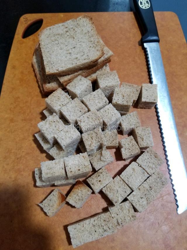 做了伯爵红茶奶酥面包，留了450g做了个吐司，什么吐司都可以。但是红茶吐司配焦糖。。。想象一下就觉得很好吃吼！四边切了，不要切太多，中间切小方块，四边干啃或者抹酱就好吃了。