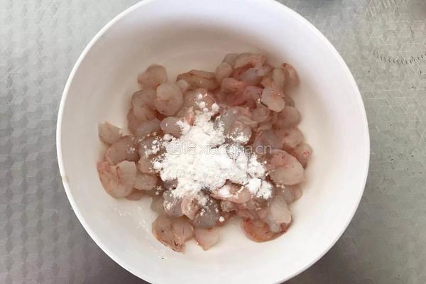 清炒虾仁的做法图解1