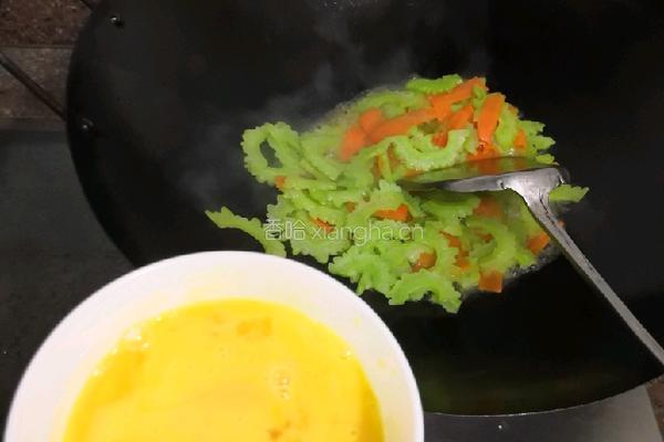 苦瓜胡萝卜炒蛋的做法图解3