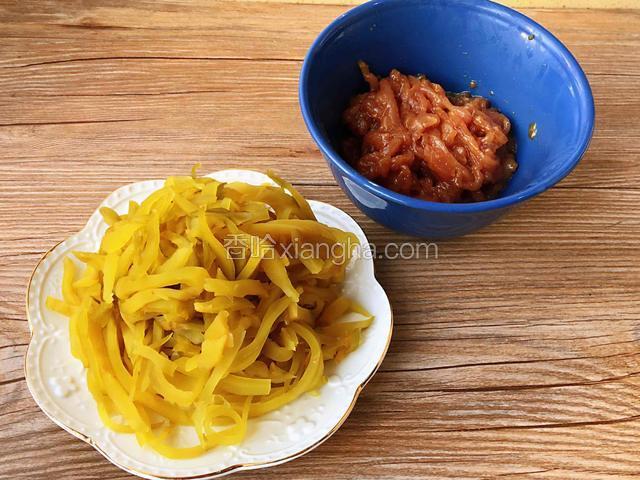 榨菜切丝，里脊肉切细丝加料腌制十分钟