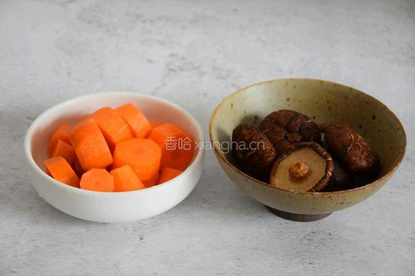 胡萝卜香菇骨头汤的做法图解2