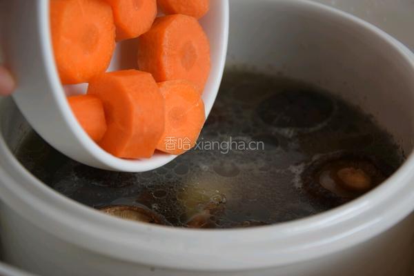 胡萝卜香菇骨头汤的做法图解6