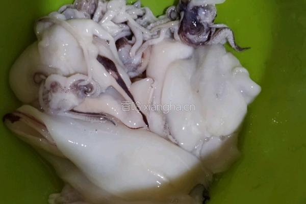 韭菜炒鱿鱼的做法图解2