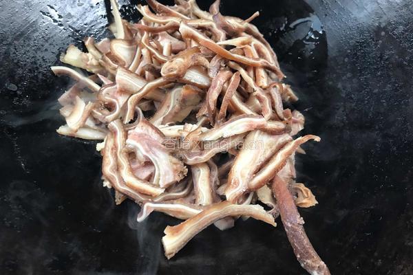 三椒炒猪耳的做法图解4